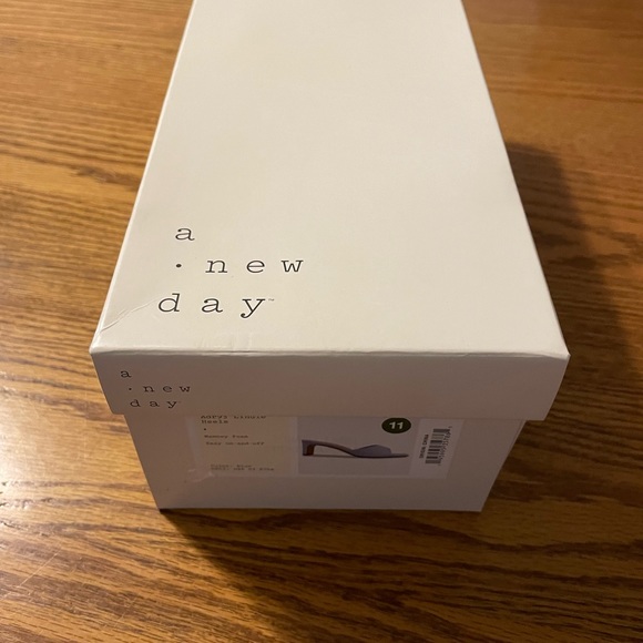 Light blue light on heels shoes - Picture 2 of 12